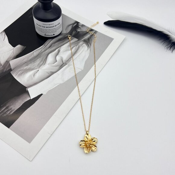 Gold Flower Necklace and Earrings Set Vintage Elegant Jewelry - Picture 5 of 6